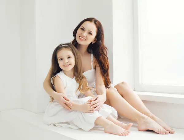 Retrato de hermosa madre e hija en casa en habitación blanca —  Fotos de Stock