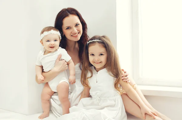 Πορτρέτο της ευτυχισμένη οικογένεια, μητέρα μαζί με δύο παιδιά με h — Φωτογραφία Αρχείου