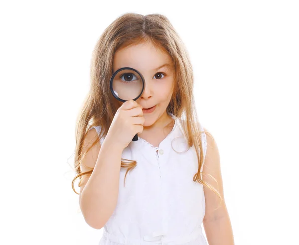 Retrato de niña divertida mirando a través de una lupa — Foto de Stock