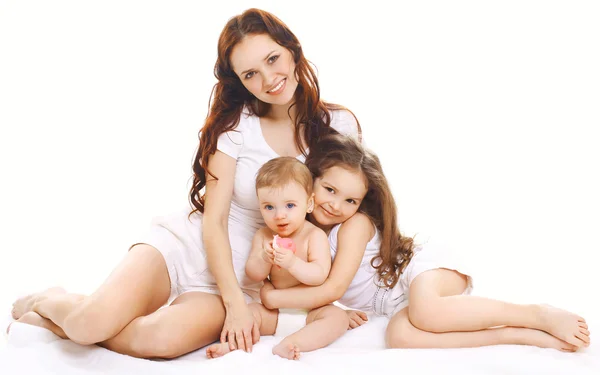 Portret van gelukkige familie, moeder samen met twee kinderen — Stockfoto