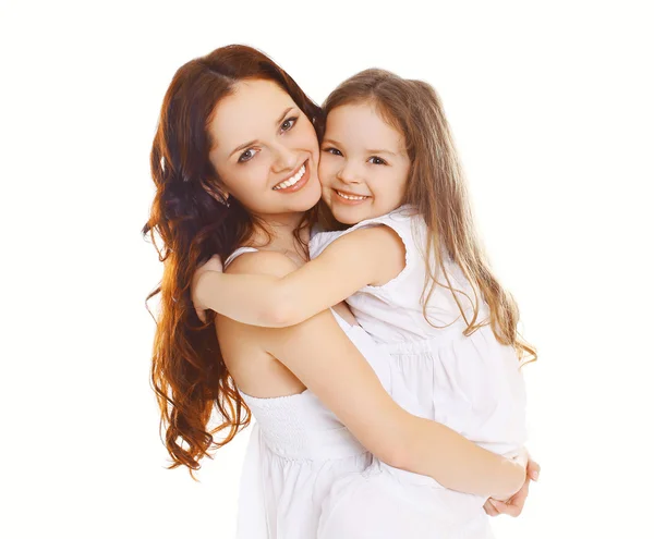 Портрет счастливой матери и любящей маленькой дочери — стоковое фото