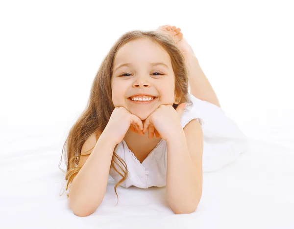 Boldog mosolygó kis lány gyermeke kipróbálhassa a szórakoztató portréja — Stock Fotó