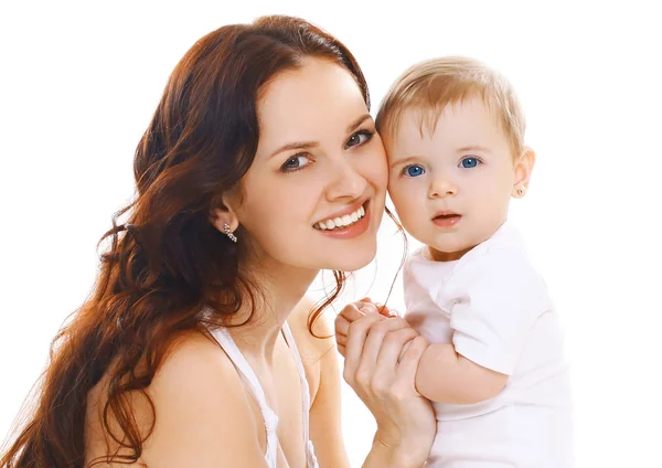 Portret van gelukkig lachend moeder en baby samen op een witte backg — Stockfoto