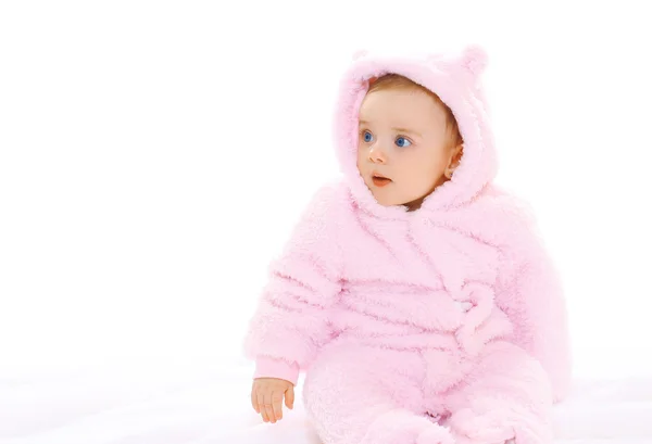 Portret van zoete baby in zachte overall weg op zoek op een wit — Stockfoto