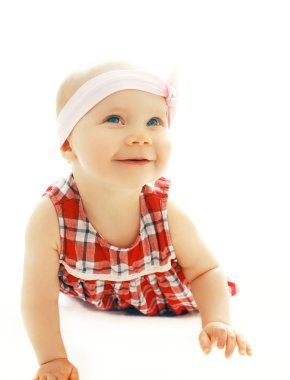 Beyaz bir arka plan üzerinde küçük bebek kız portresi tarar