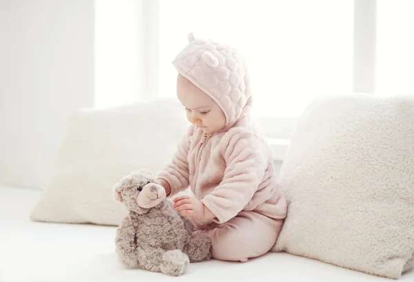 Kényelem, édes baba játszik otthon a fehér szoba ablak közelében — Stock Fotó