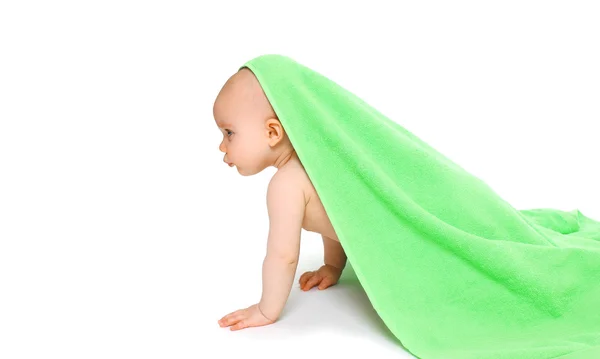 Parlak yeşil havlu altında sürünerek oynarken şirin bebek — Stok fotoğraf