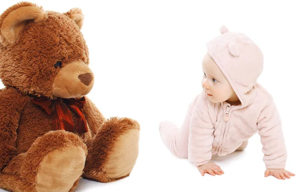 Lindo bebé jugando con oso de peluche sobre un fondo blanco —  Fotos de Stock