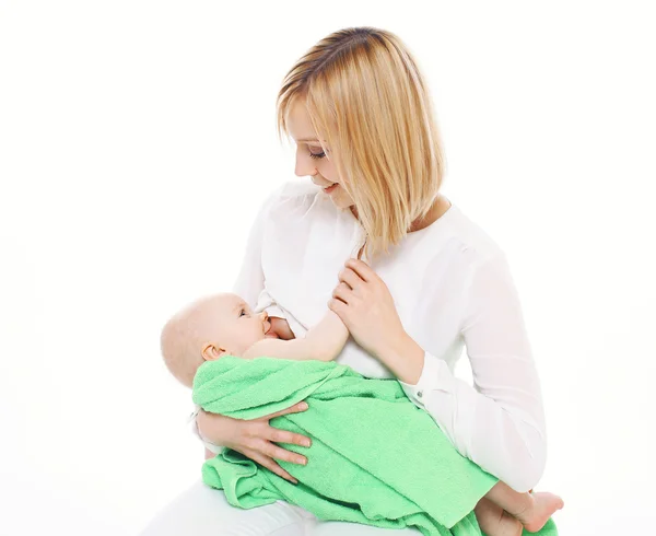 Madre alimentando a su bebé — Foto de Stock