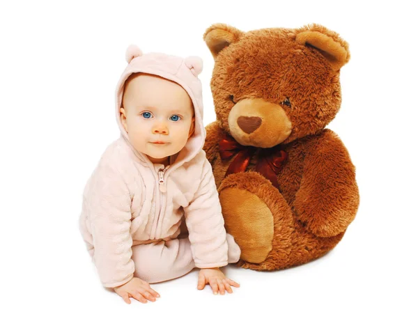 Portret van babysitting met grote teddybeer — Stockfoto