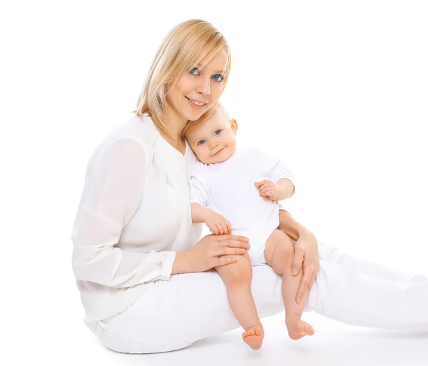 Retrato de feliz mamá joven y su lindo bebé juntos — Foto de Stock