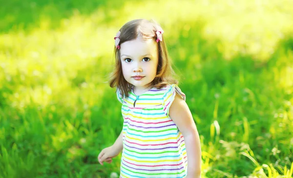 Πορτρέτο του μικρό κορίτσι παιδί περπατά στην ηλιόλουστη καλοκαιρινή μέρα — Φωτογραφία Αρχείου