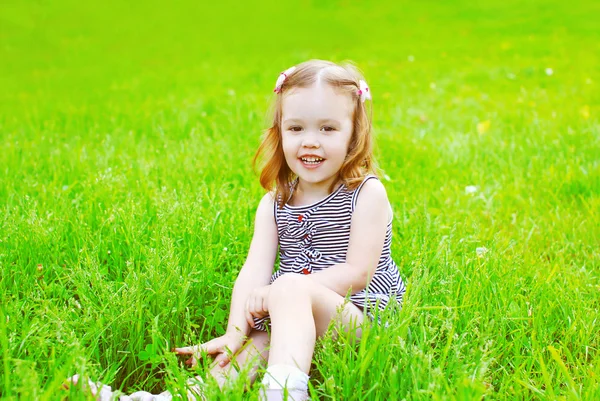 Retrato de niña sonriente en la hierba en summ soleado —  Fotos de Stock