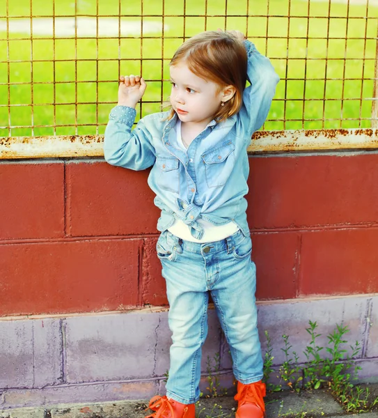 Elegáns kis lány gyerek farmer ruha portréja felülmúlni — Stock Fotó