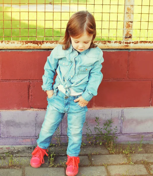 Stijlvolle klein meisje kind in de jeans kleren buitenshuis — Stockfoto