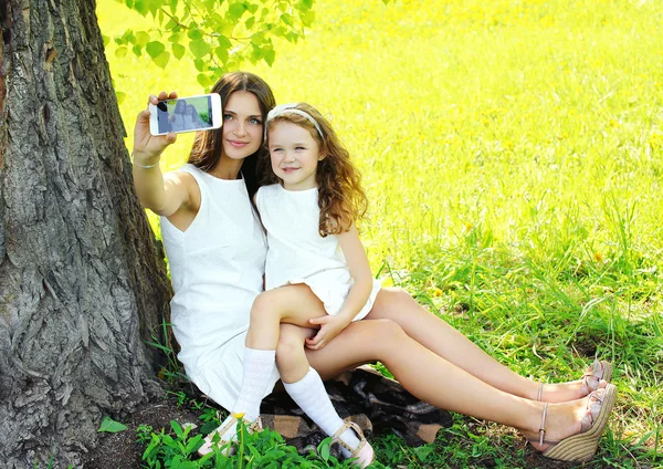 Μητρικών και θυγατρικών παιδί λαμβάνοντας πορτρέτο του selfie για το smartpho — Φωτογραφία Αρχείου