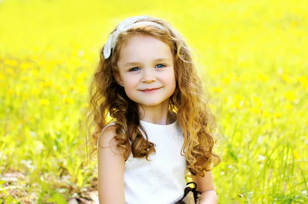 Porträtt av söta lilla flicka barn utomhus i solig sommardag — Stockfoto