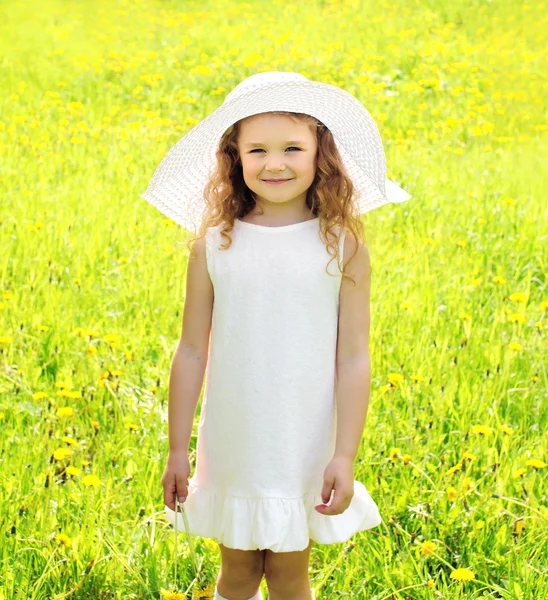 Retrato soleado de niña pequeña al aire libre en el prado con —  Fotos de Stock