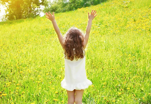 Menina encaracolado positiva desfrutando de verão dia ensolarado, se divertindo — Fotografia de Stock