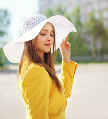 Hasır şapka ve y güzel genç kadın moda portre