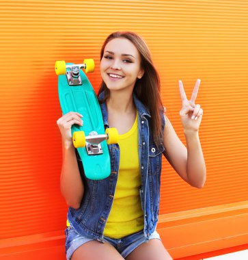 Hipster serin kız s ile renkli kıyafetler moda portre