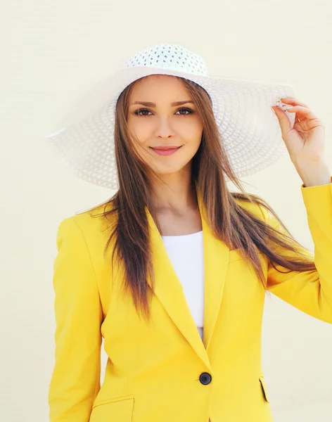 Hermosa mujer joven en el sombrero de paja y traje amarillo al aire libre —  Fotos de Stock