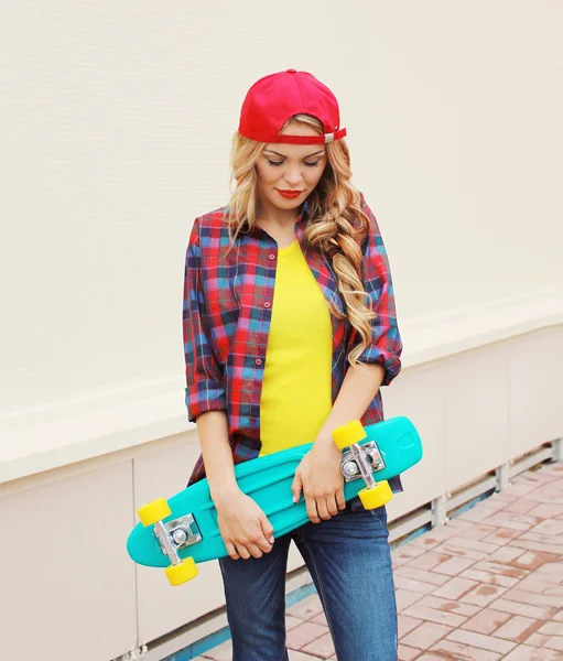 Retrato de moda de chica bastante cool en gorra roja, hipst a cuadros —  Fotos de Stock