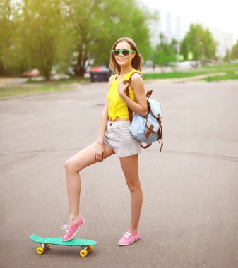 F sahip kaykay ile güneş gözlüğü hipster serin kız moda