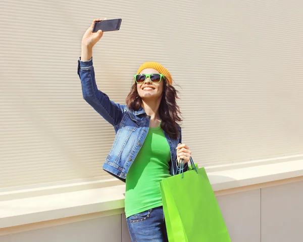 Fashion happy pretty cool young woman with shopping bags makes p — Stock Photo, Image