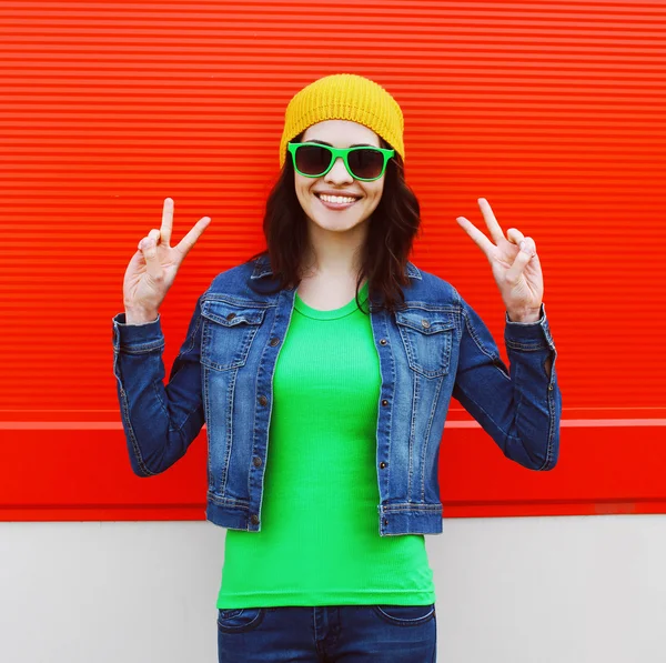 Retrato de moda de chica cool con estilo en gafas de sol y colorido —  Fotos de Stock