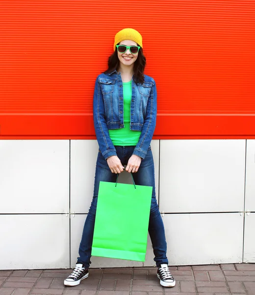 时尚又非常酷的年轻的女孩，在户外购物袋 — 图库照片