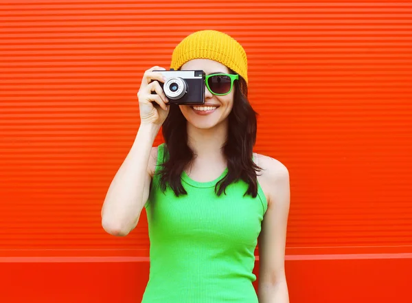 Fashion, summer and people concept - pretty cool girl in sunglas — Stock Photo, Image