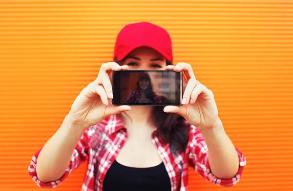 Conceito de tecnologia e pessoas - menina bonita faz auto-retrato — Fotografia de Stock