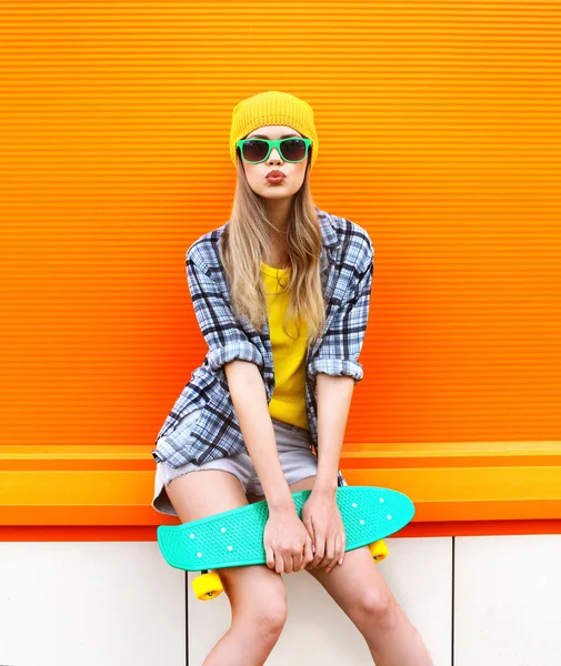 Fashion hipster cool girl in sunglasses and colorful clothes wit — Stock Photo, Image