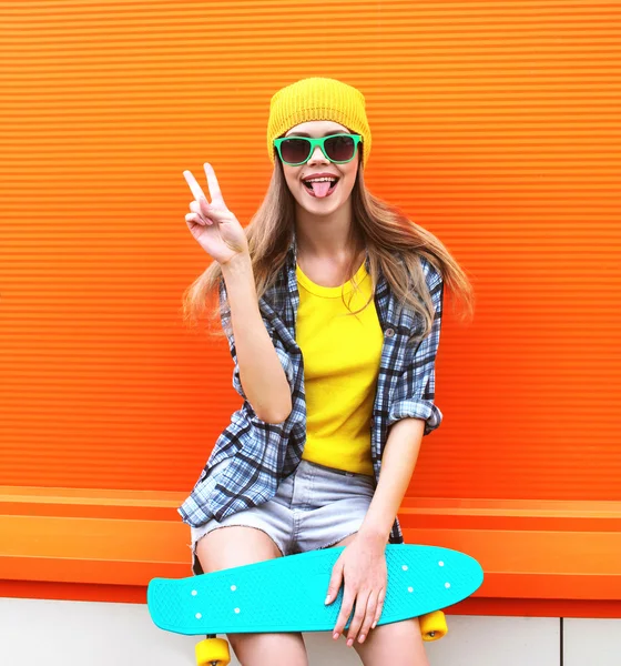 Mode porträtt av hipster cool tjej i solglasögon och färgglada — Stockfoto