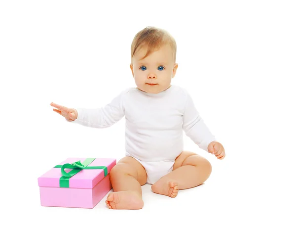 Dulce bebé sentado con caja de regalo sobre un fondo blanco —  Fotos de Stock