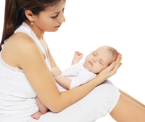 Jeune mère tenant sur les mains bébé endormi mignon — Photo