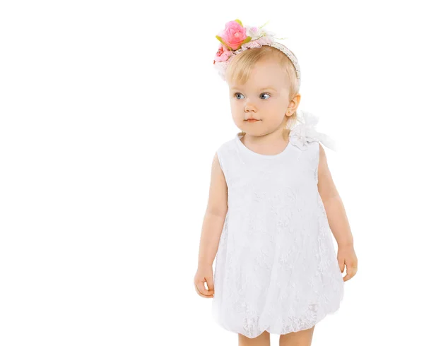 Başının üstüne beyaz bir arka plan üzerinde çiçek çelenk ile küçük kız — Stok fotoğraf