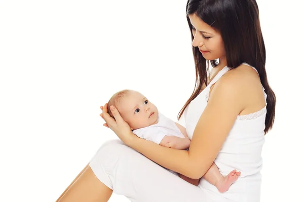 Felice giovane madre aggrappata alle mani bambino carino — Foto Stock