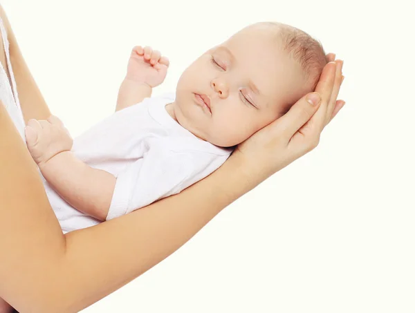 Retrato de bebé dulce durmiendo en las manos madre — Foto de Stock