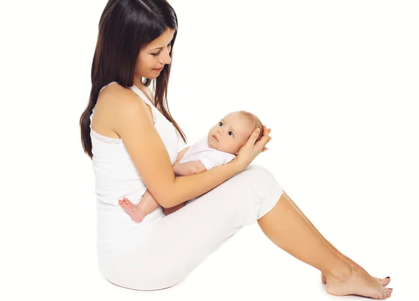 Porträt einer glücklichen jungen Mutter, die ihr Baby an den Händen hält — Stockfoto