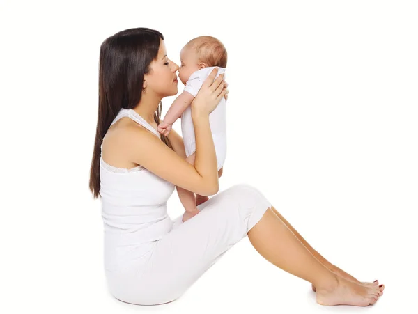 Retrato de madre joven feliz besando bebé lindo —  Fotos de Stock
