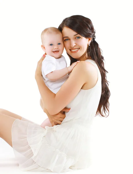 Retrato de madre joven y feliz con el bebé sonriendo y divirtiéndose —  Fotos de Stock