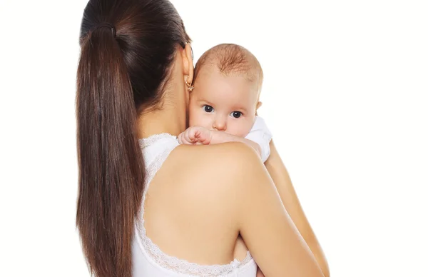 Ritratto di giovane madre aggrappata alle mani bambino — Foto Stock