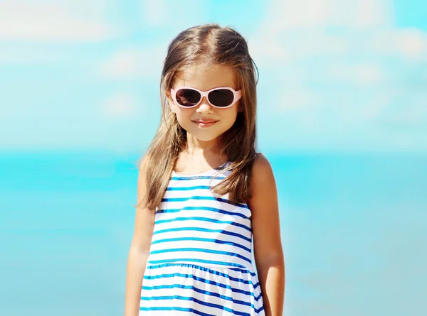 Verano vacaciones viaje retrato niña en gafas de sol agains —  Fotos de Stock