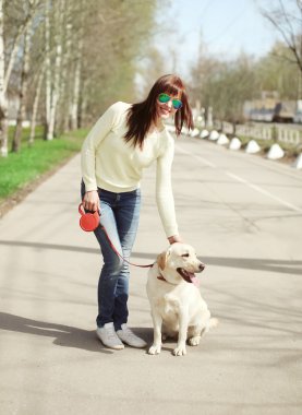 Summe içinde açık havada yürüyen mutlu sahibi ve labrador retriever köpek