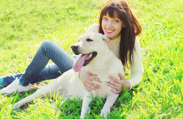 Happy labrador retriever dog and smiling owner woman lying on th — Stock Photo, Image