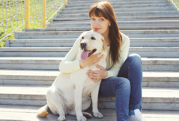 Feliz perro labrador retriever y propietaria mujer juntos descansando en —  Fotos de Stock