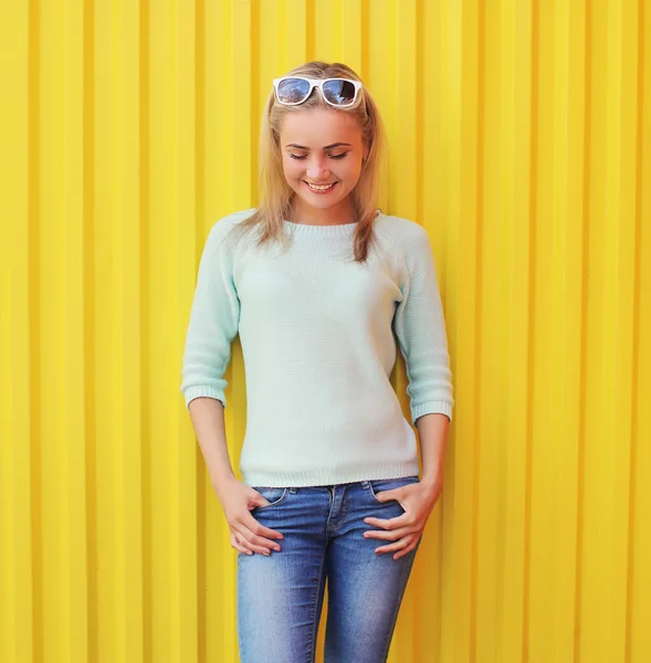 Retrato de menina muito sorridente contra a parede amarela colorida — Fotografia de Stock