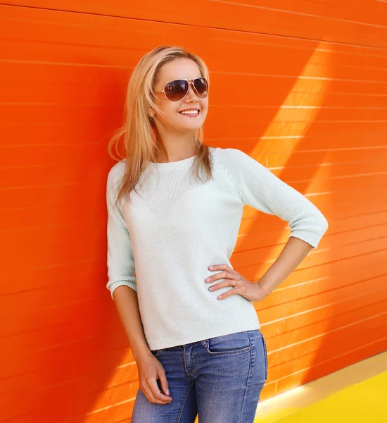 Portrait of pretty cool smiling woman in sunglasses against the — Stock Photo, Image
